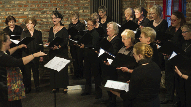 „Bermissima“ unter Leitung von Dirigentin Enikö Szendrey (links) überzeugt das Publikum im Gerberhaus mit einem beeindruckenden und mitreißenden Konzert.  	Foto: wita/Udo Mallmann 