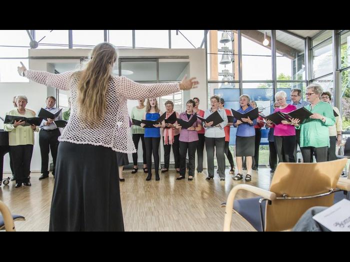 Ein abendfüllendes Chorkonzert in der Emmausgemeinde in Bremthal unter der Leitung von Enikö Szendrey.<br />  	Foto: Vollformat/Markus Eichelmann